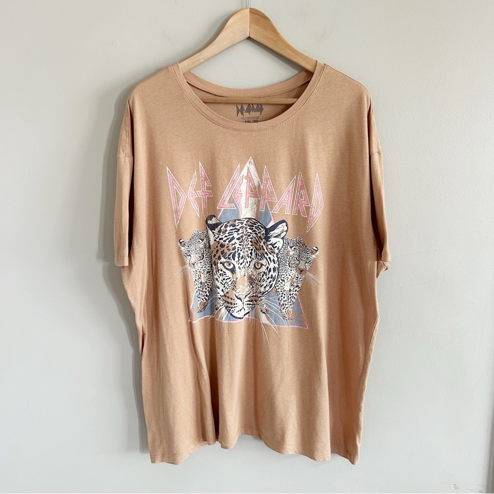 Def Leppard • Graphic leopard print band tee